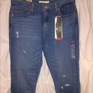 Levi’s boyfriend jeans